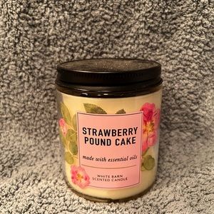Bath & body Works strawberry poundcake single wick candle